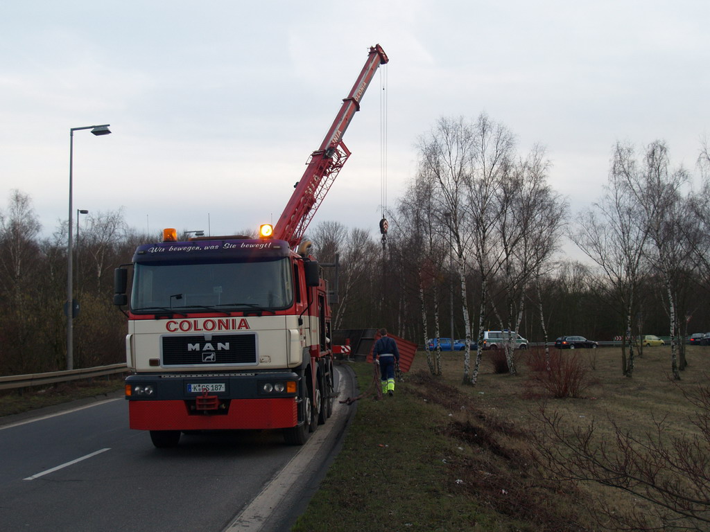 LKW verliert Container Koeln Niehler Ei P107.JPG